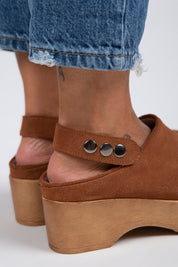 Manijero Dolly Women's Genuine Leather Backstrap Tan Clogs