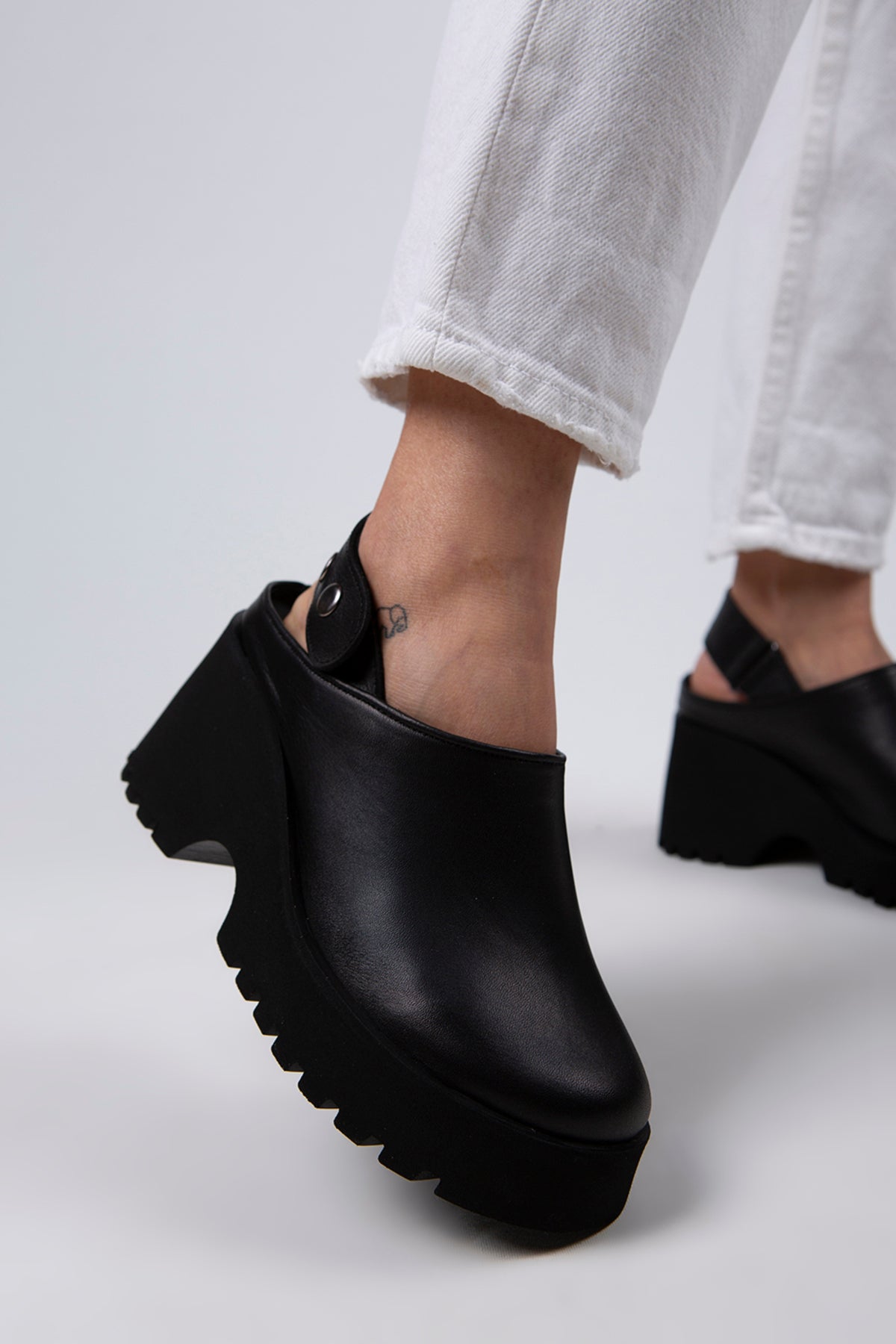 Manijero Hope Women's Genuine Leather Black Platform Clogs